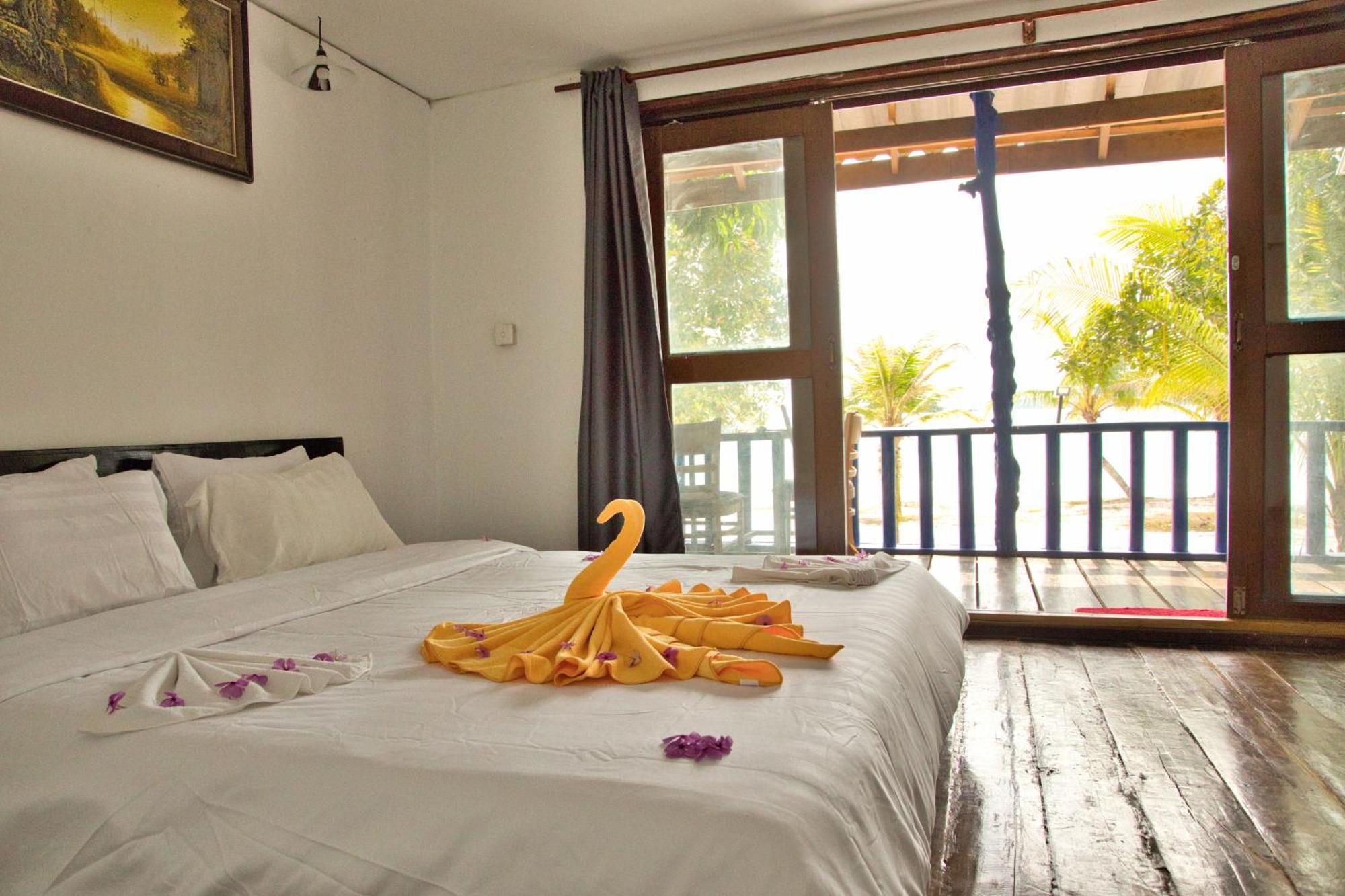 Koh Rong Beach Hostel And Bungalows Kaoh Touch Exterior photo