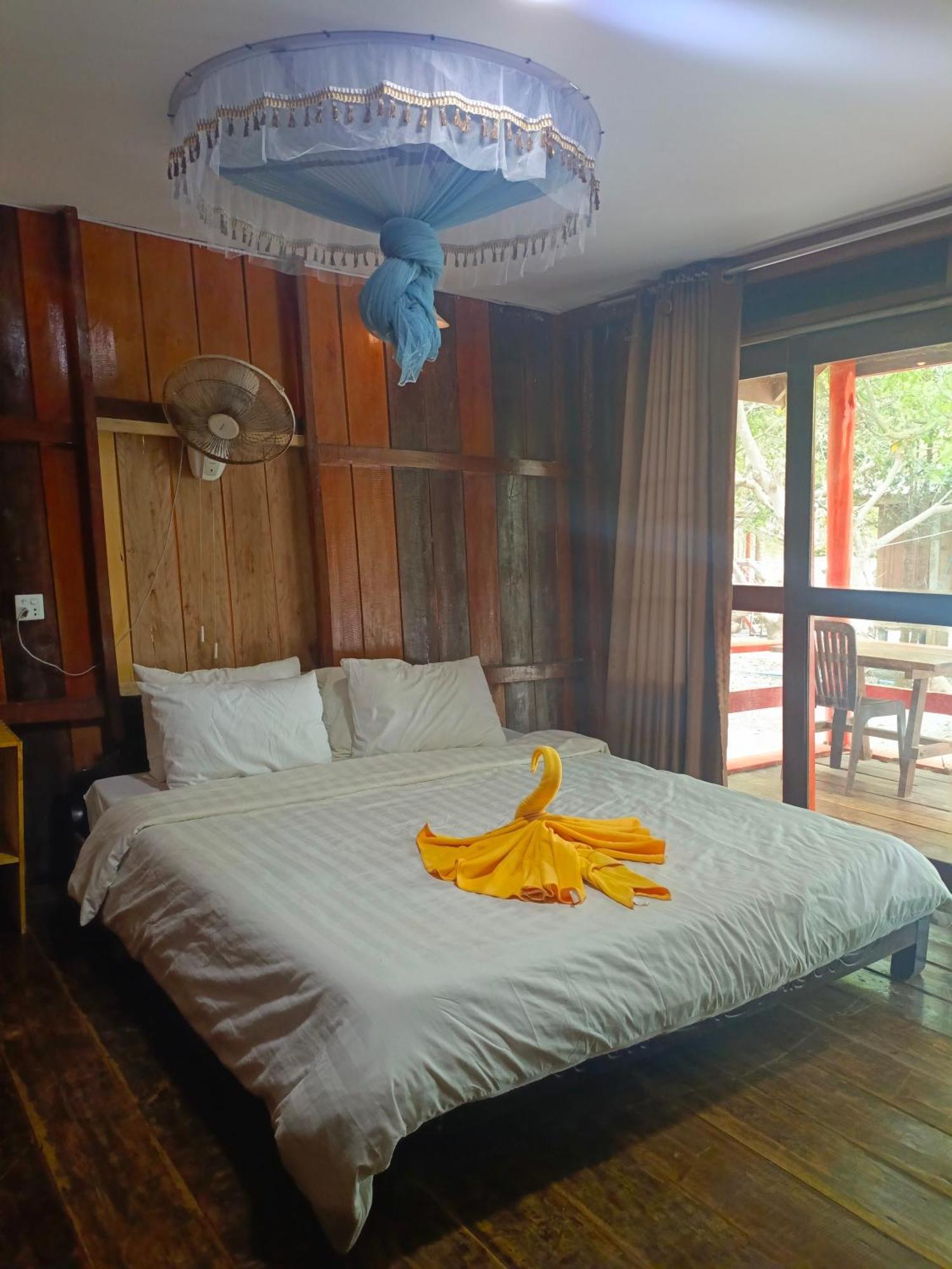 Koh Rong Beach Hostel And Bungalows Kaoh Touch Exterior photo